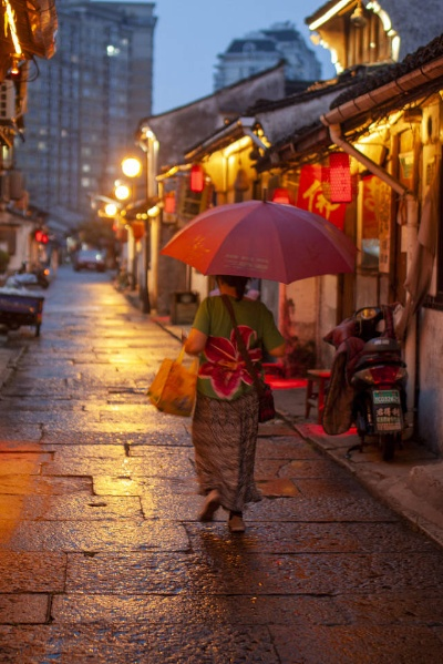 浙江今日有雨吗？一场雨幕下的江南生活百态