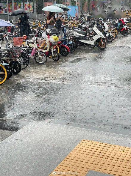 明日全城戒备，大雨暴雨预警拉响，城市防汛进入临战状态