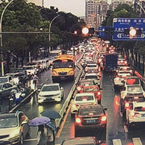 珠海台风最新消息今天，风雨中的坚守与温情