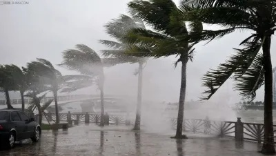 三亚强风雨来袭，市民游客需加强防范